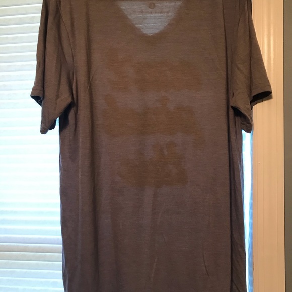 Can’t pinch this T-shirt large - Picture 2 of 3